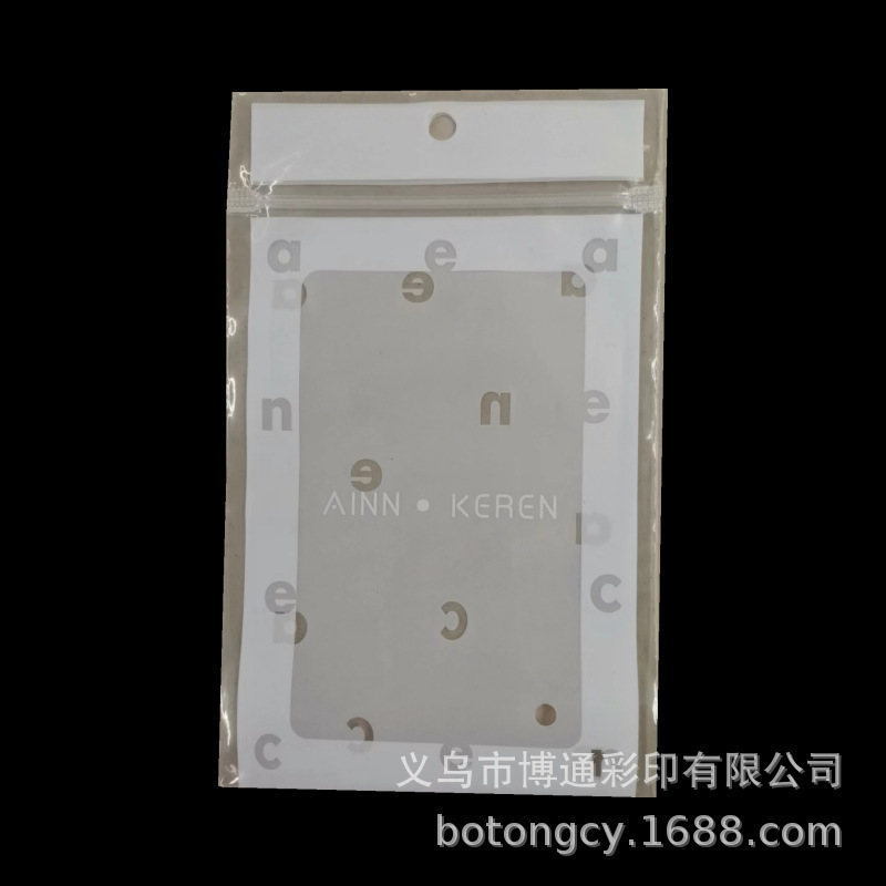 Những túi quần lót trong suốt với những túi đựng vớ và tay áo băng.