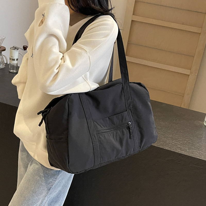 A large-capacity bag for a woman's travel kit, a new 2024 Chiu-han bag for a girl's leisure and one-shoulder bag for a workout.