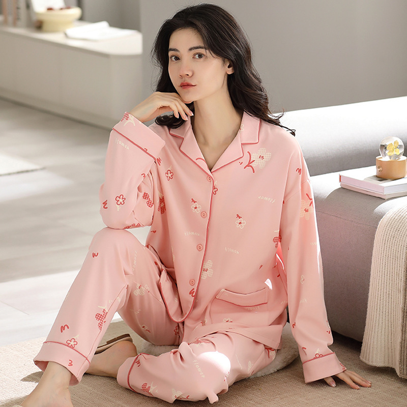Một cô gái mặc đồ ngủ mùa thu và mùa đông mềm mại mặc quần áo cho gia đình, áo sơ mi dài và một bộ quần áo cho cô Cotton.