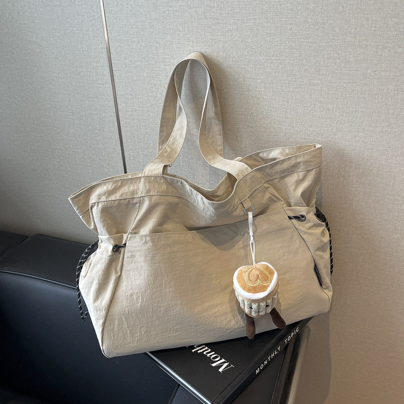 The new 2024 student, Nilombo, one-shoulder-packed commuting bag for the girl.