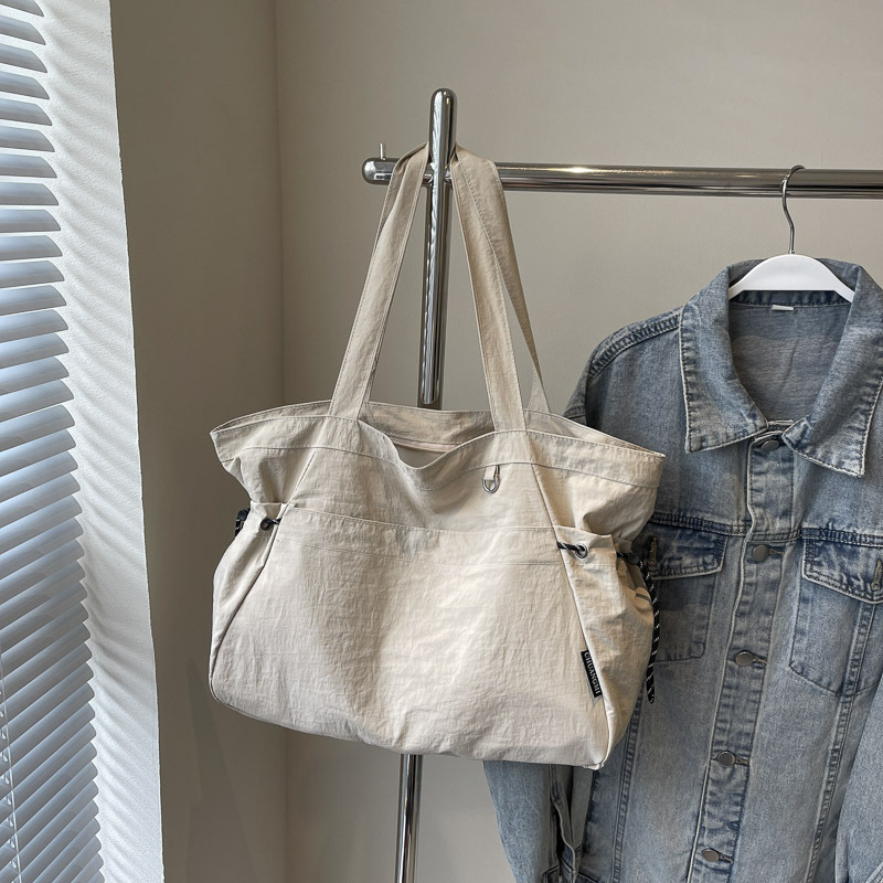 The new 2024 student, Nilombo, one-shoulder-packed commuting bag for the girl.