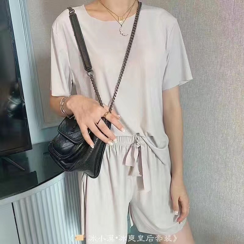 Hai đôi Nữ hoàng không có băng lạnh với quần short mùa hè.