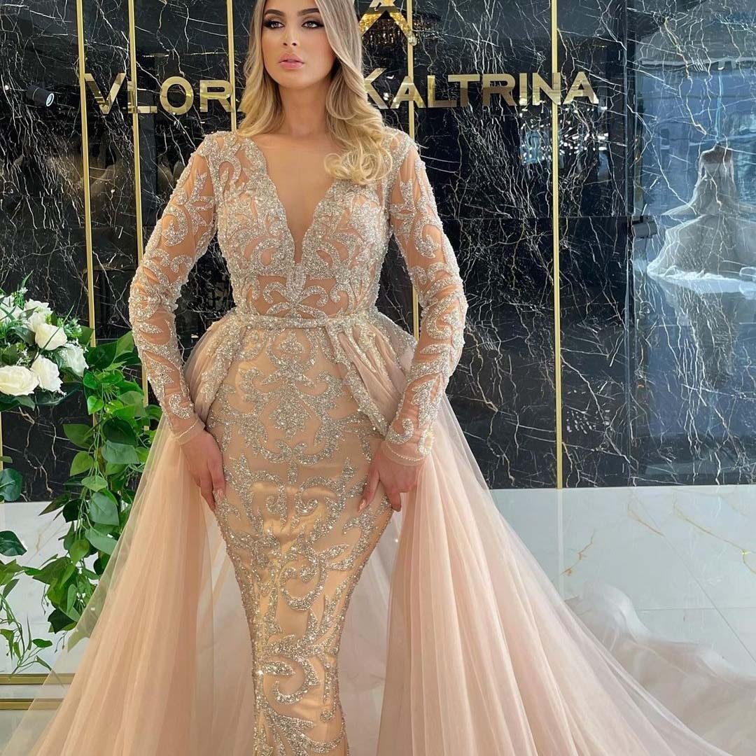 Một bộ đồ may đồ mới gồm 2024 bộ váy và đuôi đuôi đuôi đuôi.