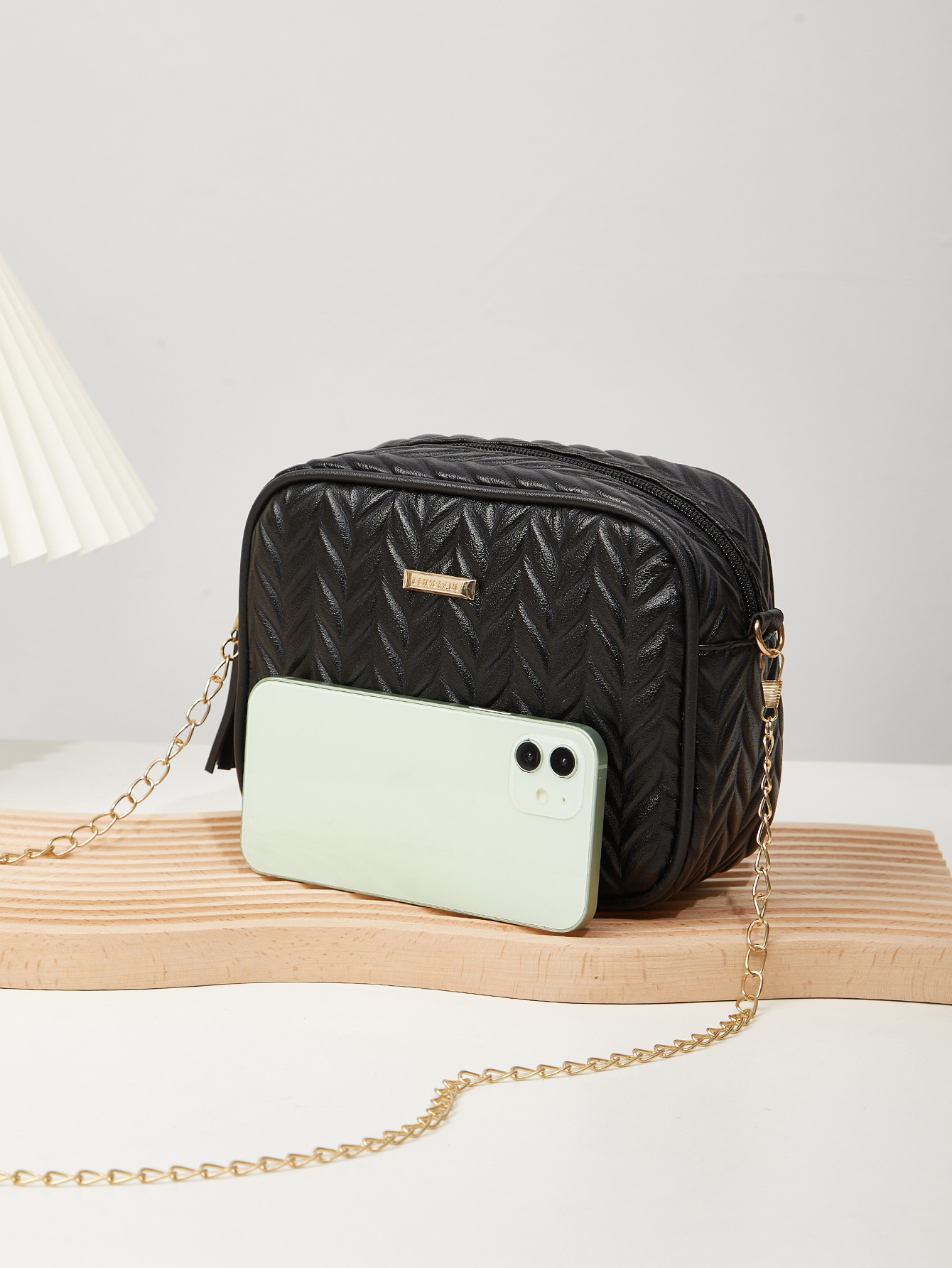 The chain bag girl, 2024, a little vanilla-tweet-tweeted, cute, practical mobile phone bag.