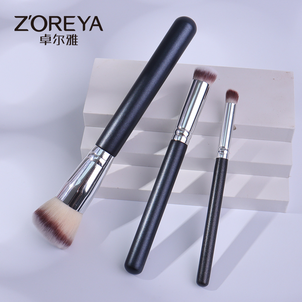 Zorja Red recommends a make-up tool.