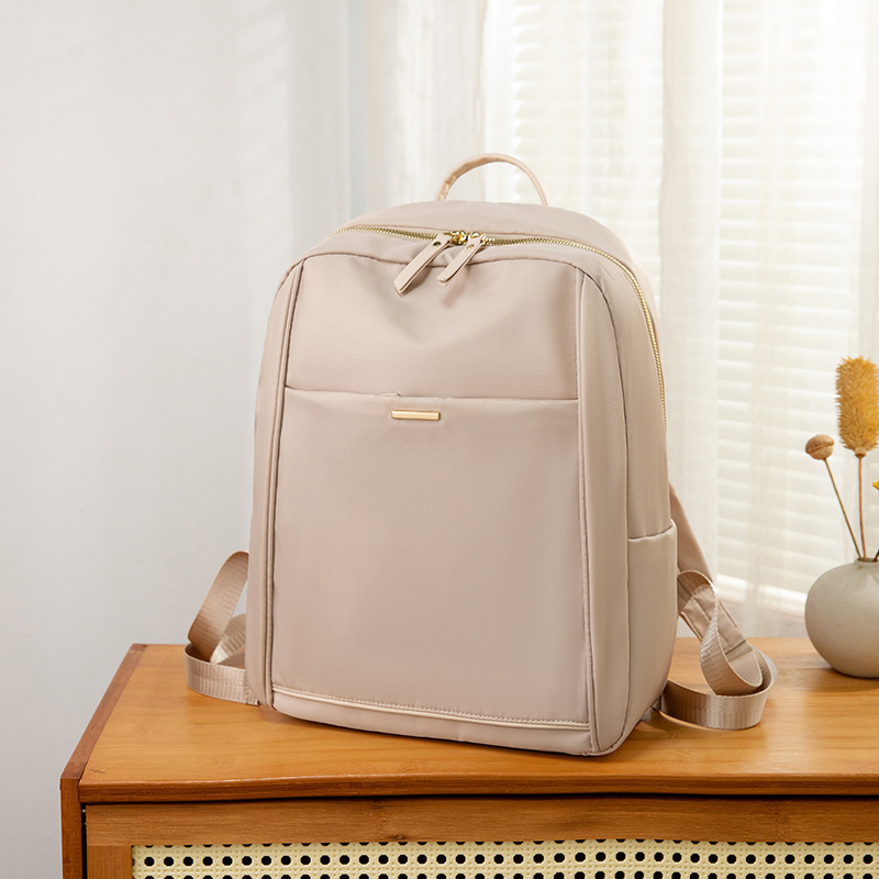 Ms. Han's double-shoulder bag is full of fluent, pure-coloured travel packs.