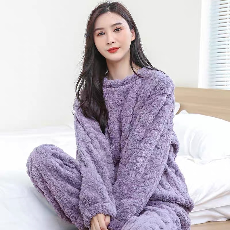 Một bộ đồ pyjama mới vào mùa thu năm 2023, với bộ đồ ấm với một tấm thảm nhung dày hơn.