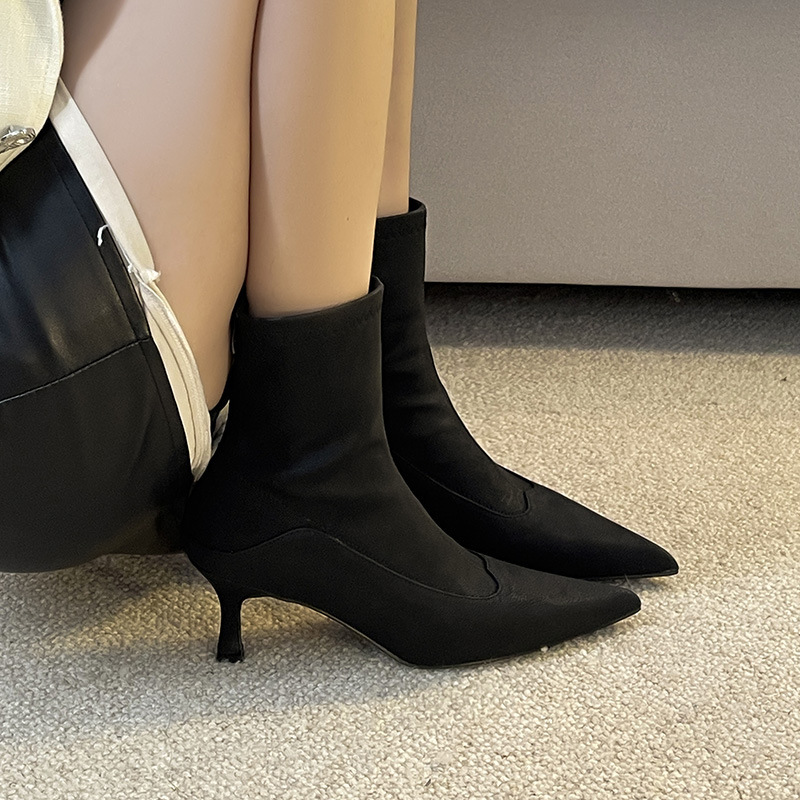 Brown short boots tall and a new quarter of the fall and winter of 2024.