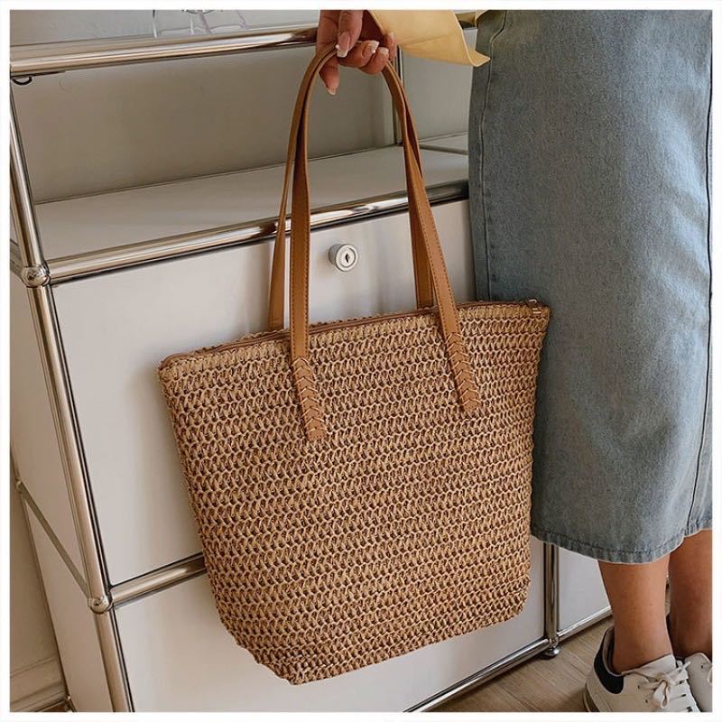 A new one-on-one shoulder bag for re-gotto.