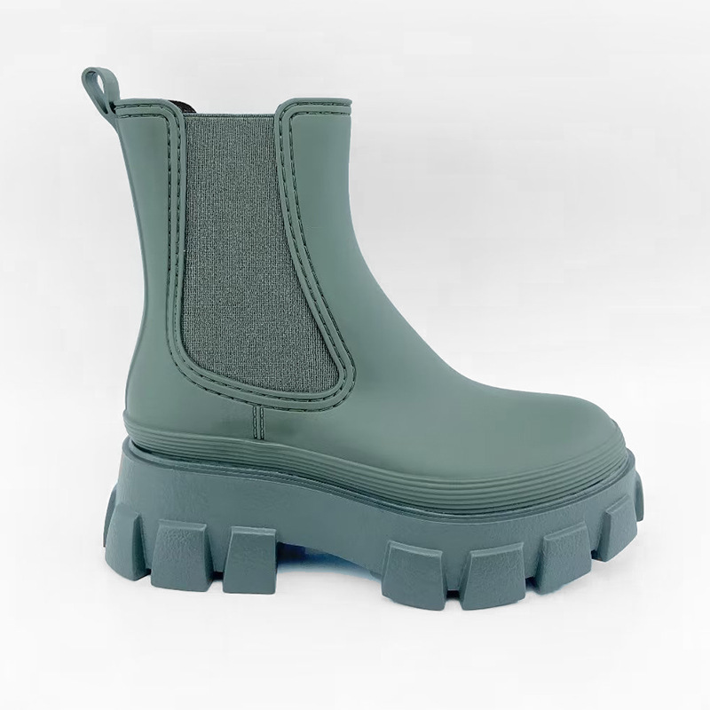 The source factory customised the processing of rain boots for the women, but Martin's boots and retro-waterproofing boots crossed the border four seasons.