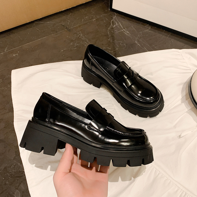 The leather is so thick, the shoes are so thick, the shoes are so small.