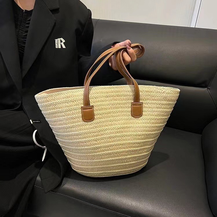 The factory supplies a simple fashion knitter.