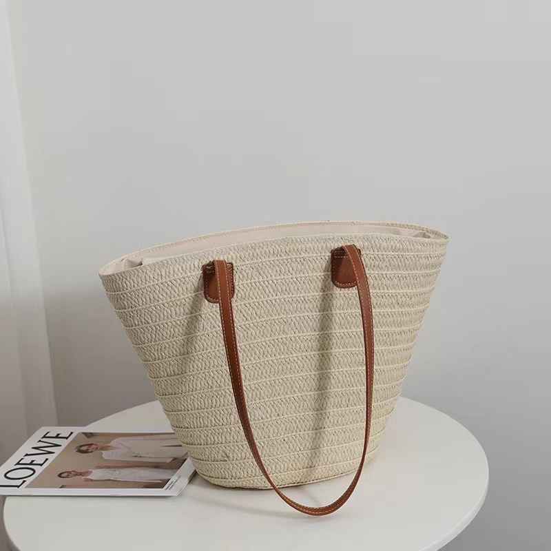 The factory supplies a simple fashion knitter.