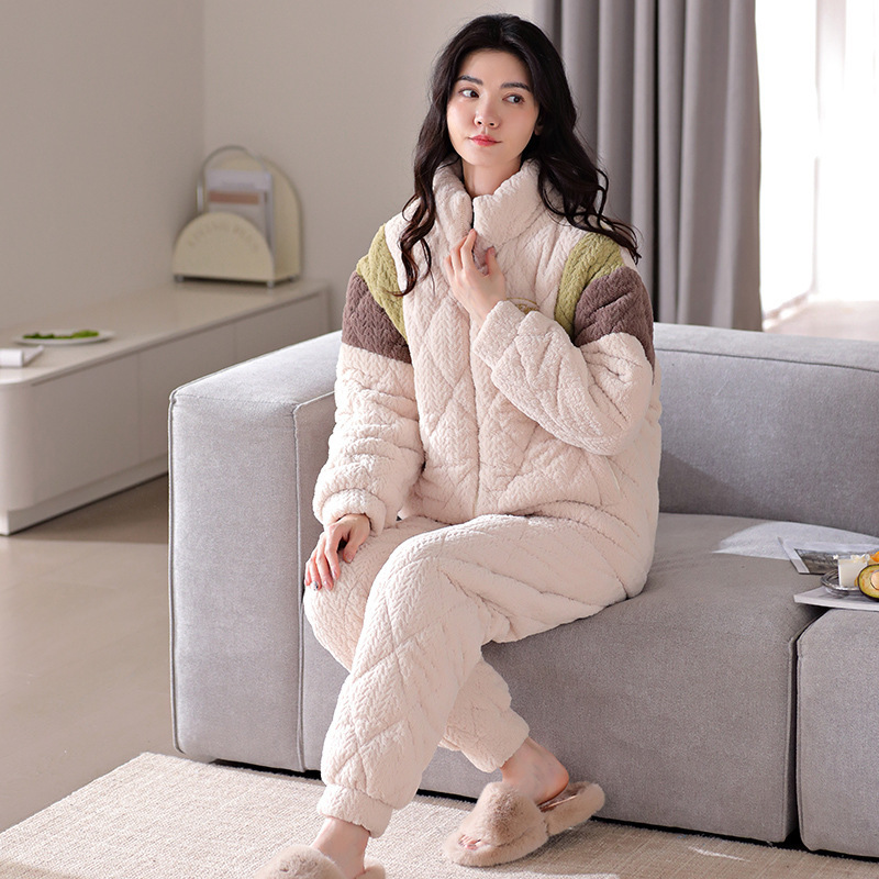 Người phụ nữ mặc áo ngủ mới với bông vải nhung và những hình chạm khắc nhung dày bằng sữa để mặc một bộ đồ ngủ.