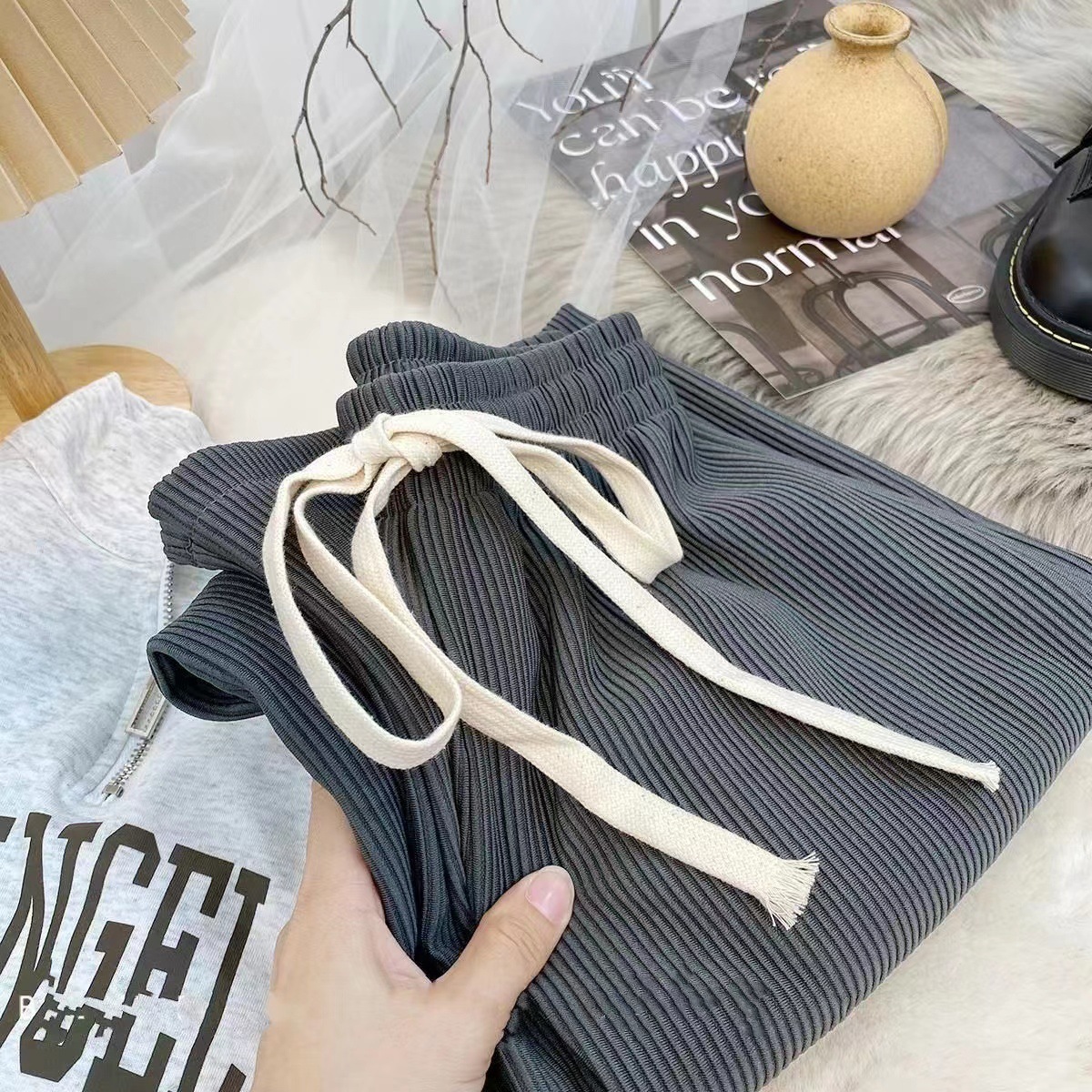 Một cái quần dài rắn mới trên mặt đất.