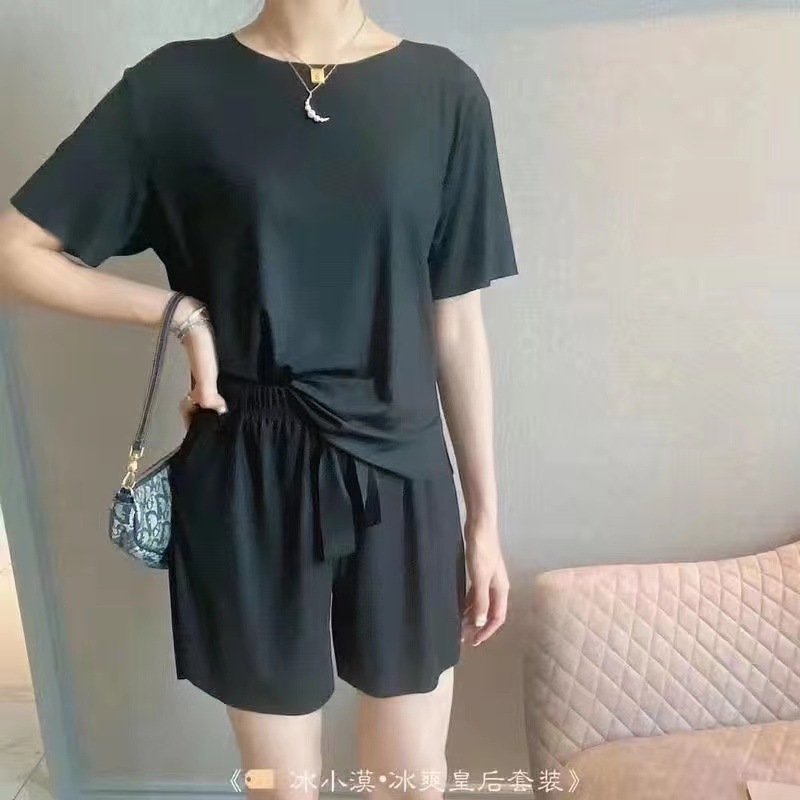 Hai đôi Nữ hoàng không có băng lạnh với quần short mùa hè.