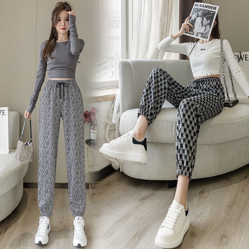 Vào mùa hè năm 2021, người phụ nữ mặc quần lọt khe, mặc áo choàng và áo choàng của bà mỏng đến chín phút.