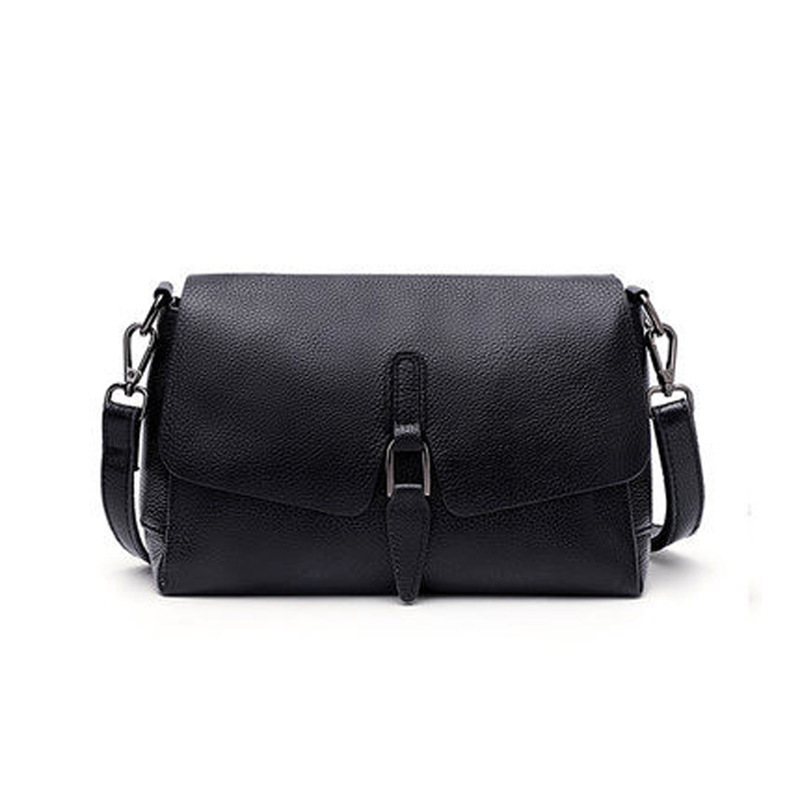 The new 2021 European-American Fashion Girl's Recreational 100-capped oxen-skin one-shoulder packs about the skin of the atmosphere.