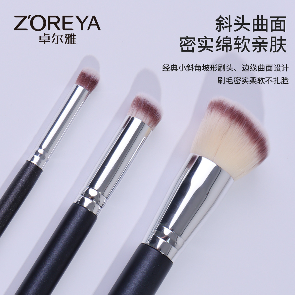 Zorja Red recommends a make-up tool.