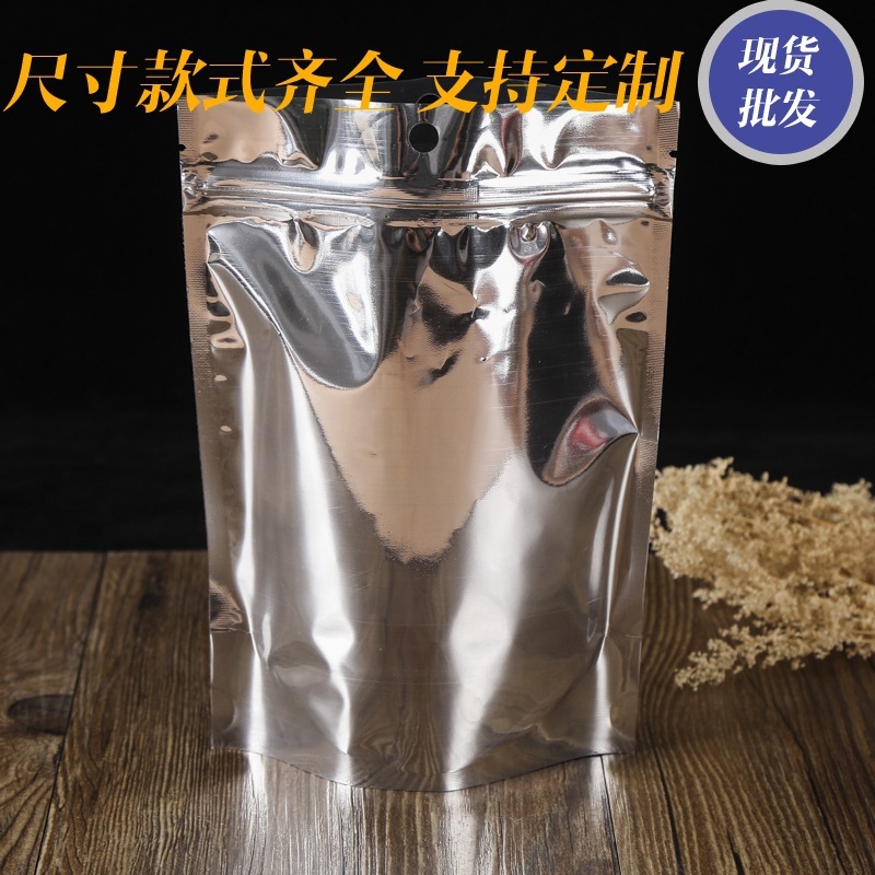 Một túi thức ăn bán trong suốt với hạt lạc và một túi chất dẻo tự giữ.