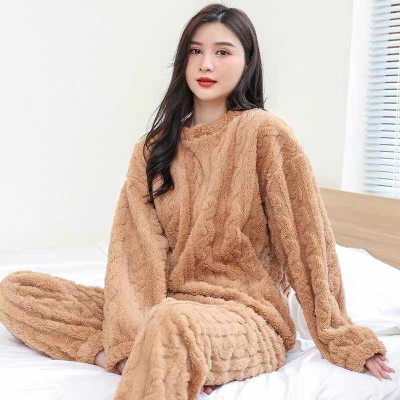 Một bộ đồ pyjama mới vào mùa thu năm 2023, với bộ đồ ấm với một tấm thảm nhung dày hơn.
