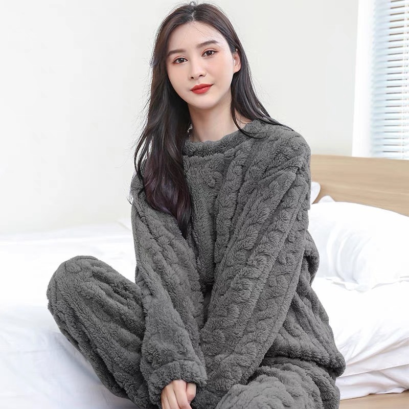 Một bộ đồ pyjama mới vào mùa thu năm 2023, với bộ đồ ấm với một tấm thảm nhung dày hơn.