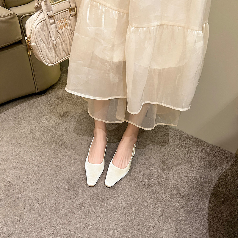 The new Korean girl with his head on top of his heels, with 100 small squares of air and light silk and light heels.