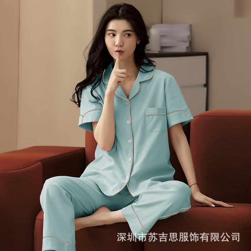 Những bộ đồ pyjama ngắn gọn trong các sọc korean mùa hè, và họ đang mặc một chiếc quần dài, thoải mái, màu xanh lá cây.