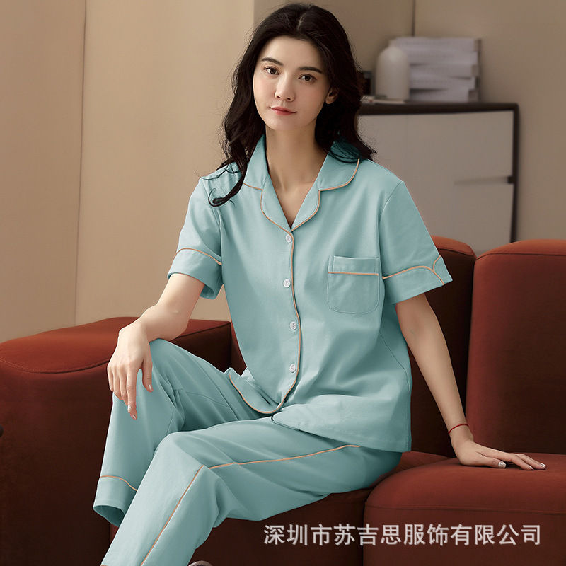 Những bộ đồ pyjama ngắn gọn trong các sọc korean mùa hè, và họ đang mặc một chiếc quần dài, thoải mái, màu xanh lá cây.