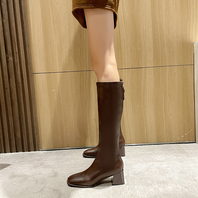 Brown, fat, long boots, coarse-headed, thin-skinned-legged-legged-legged-legged knights, long-strengthed.