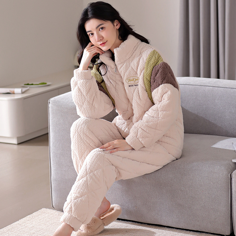 Người phụ nữ mặc áo ngủ mới với bông vải nhung và những hình chạm khắc nhung dày bằng sữa để mặc một bộ đồ ngủ.