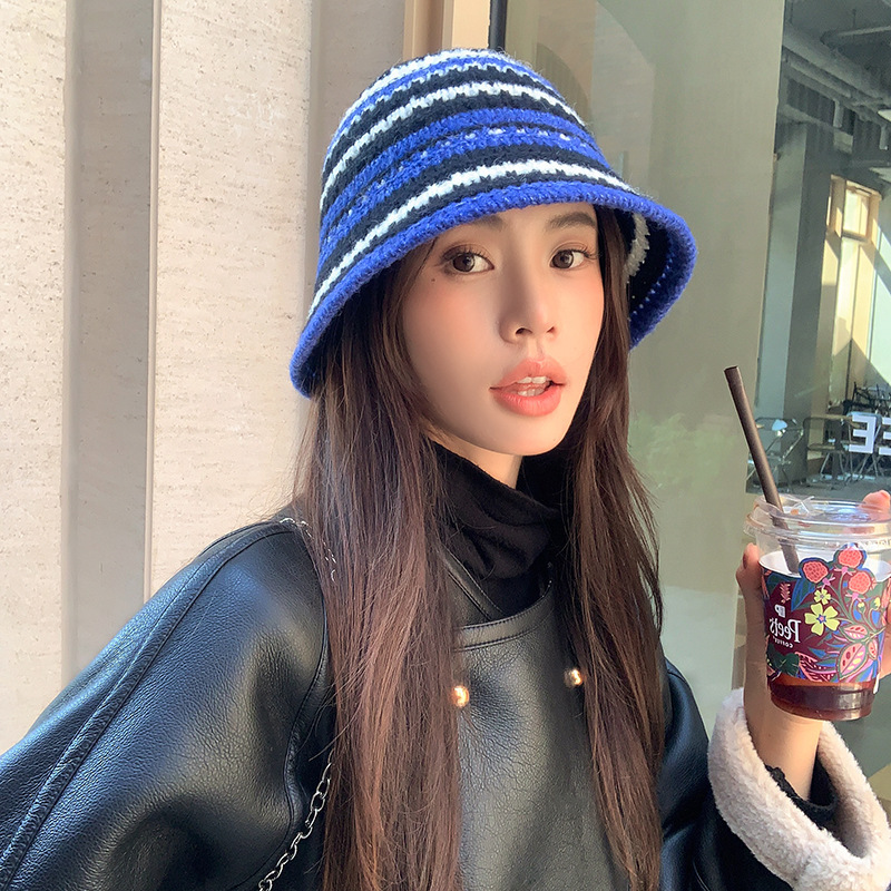 Cô gái đội mũ màu và đội mũ mùa thu.