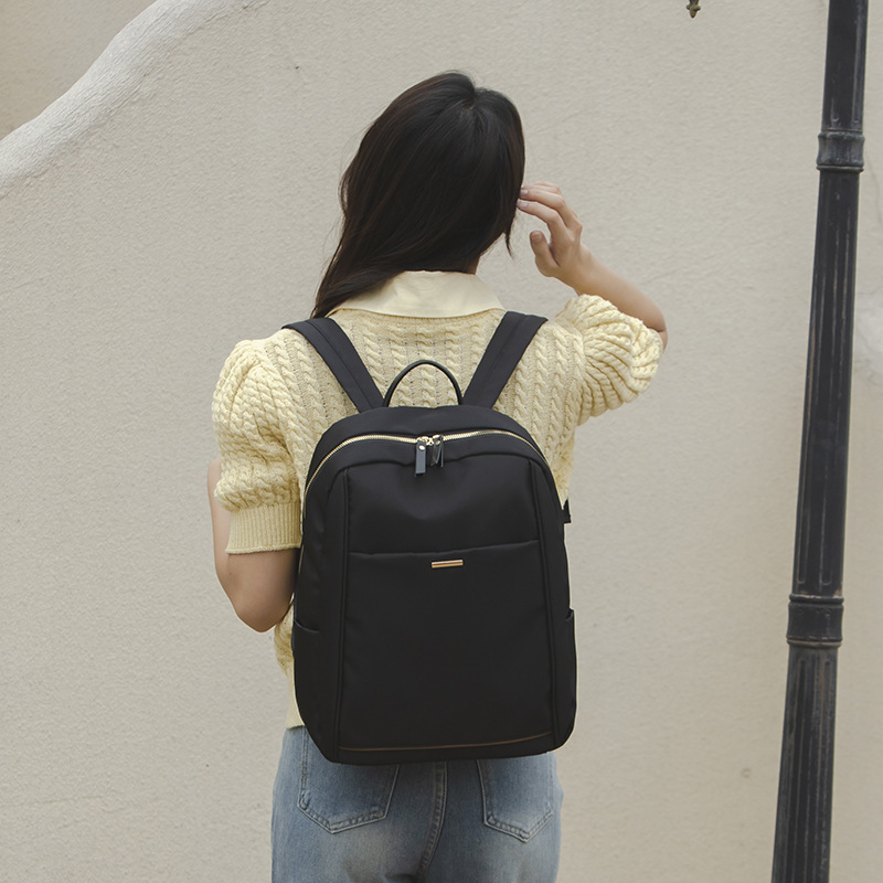 Ms. Han's double-shoulder bag is full of fluent, pure-coloured travel packs.