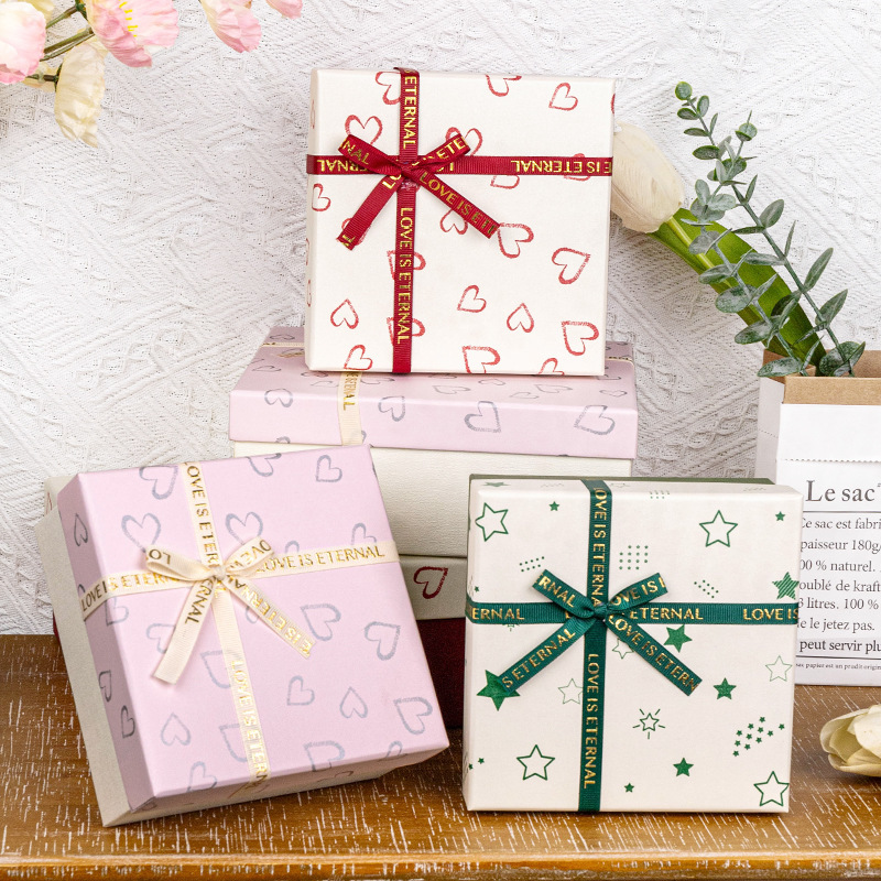 1 hộp quà năm phàm mới, với 1 hộp nhỏ cho ngày giao thừa của Nữ hoàng.
