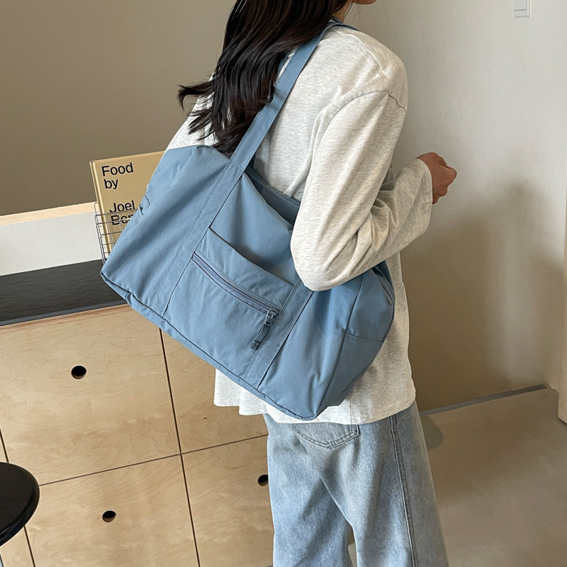 A large-capacity bag for a woman's travel kit, a new 2024 Chiu-han bag for a girl's leisure and one-shoulder bag for a workout.