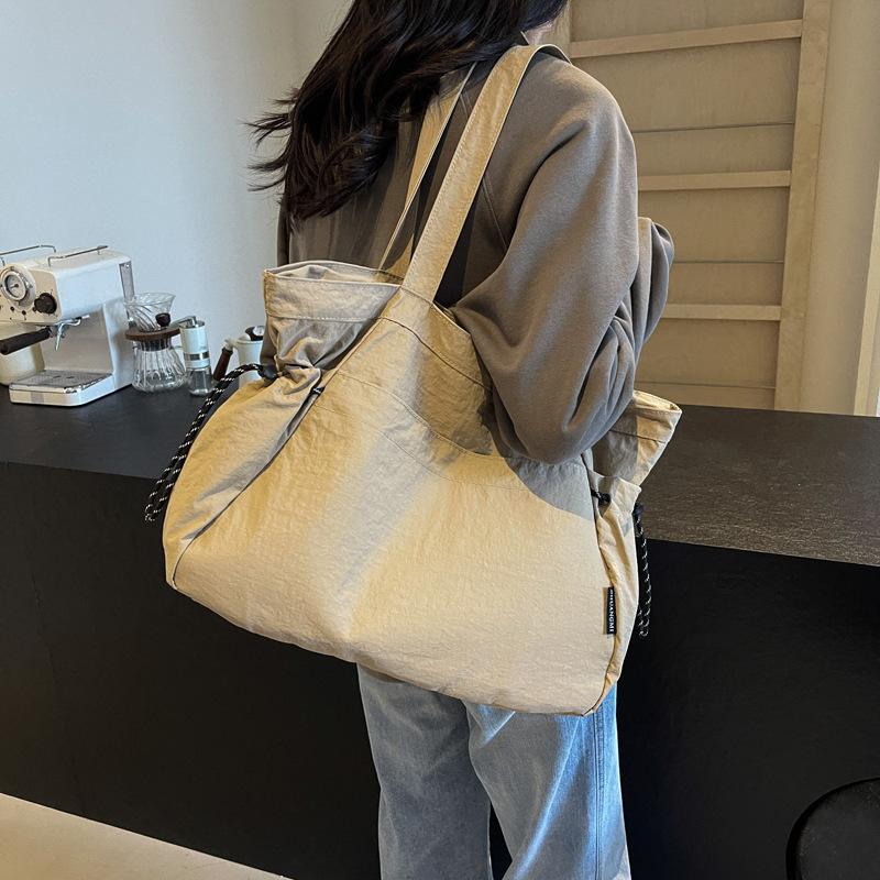The new 2024 student, Nilombo, one-shoulder-packed commuting bag for the girl.