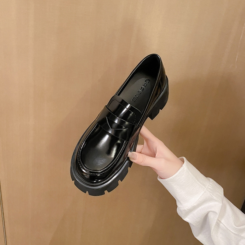 The leather is so thick, the shoes are so thick, the shoes are so small.