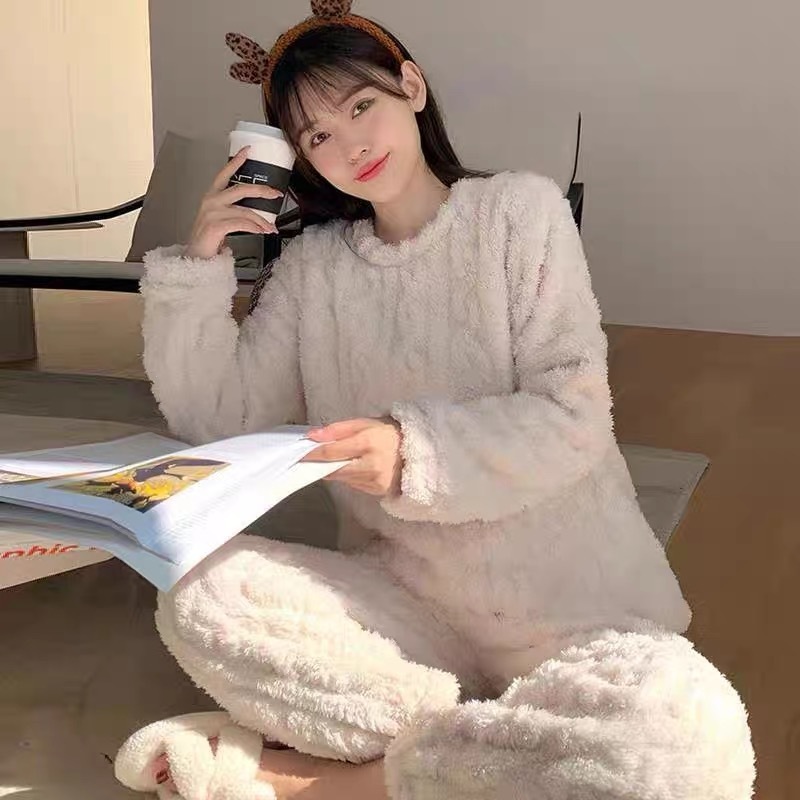 Một bộ đồ pyjama mới vào mùa thu năm 2023, với bộ đồ ấm với một tấm thảm nhung dày hơn.