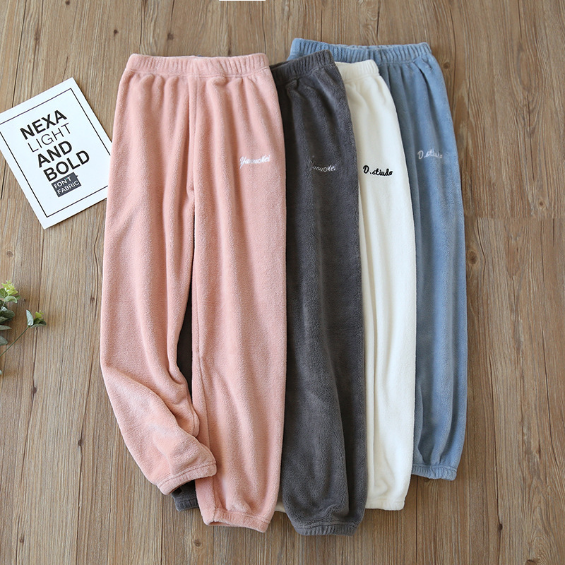 Pyjamas với nhung và quần lót bằng khăn với san hô nóng với mỡ và quần lót.