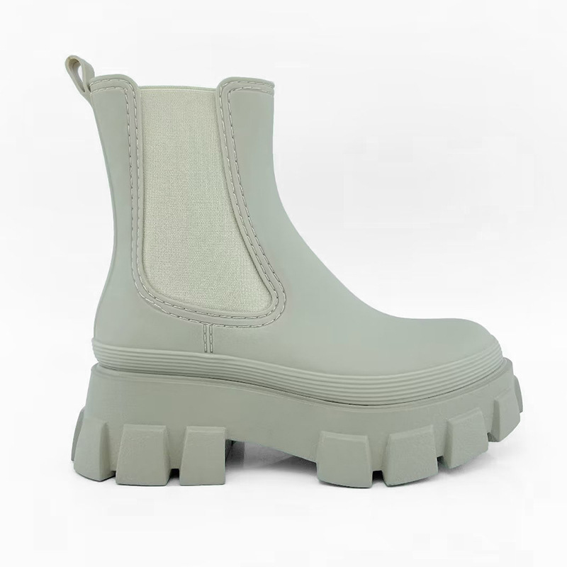 The source factory customised the processing of rain boots for the women, but Martin's boots and retro-waterproofing boots crossed the border four seasons.