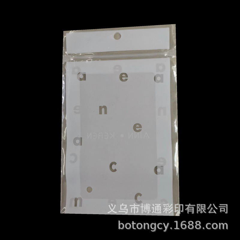 Những túi quần lót trong suốt với những túi đựng vớ và tay áo băng.