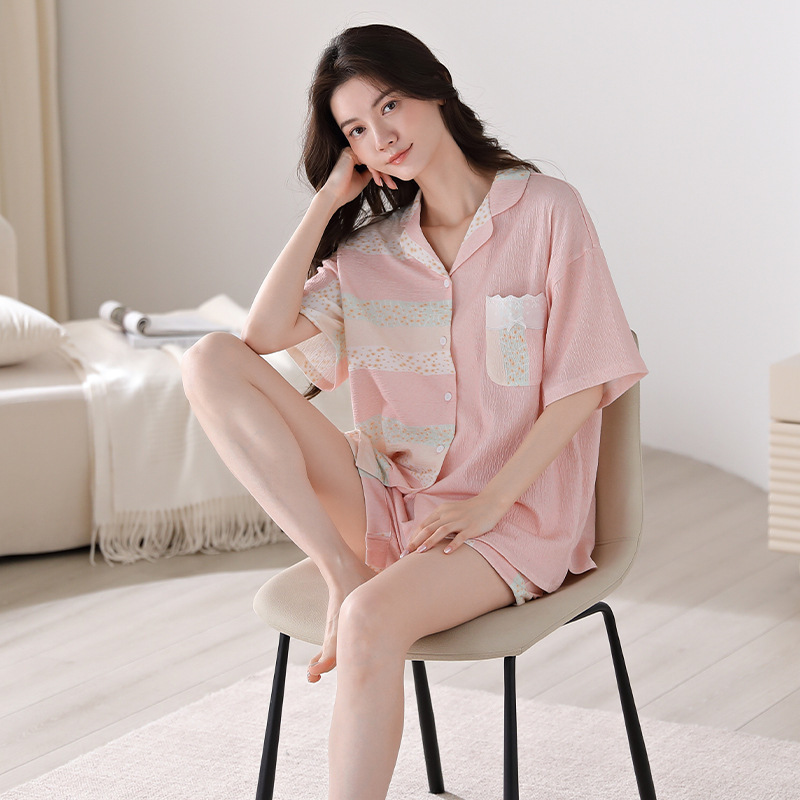 Quý cô mới đan áo len có thể mặc đồ trong quần đùi.