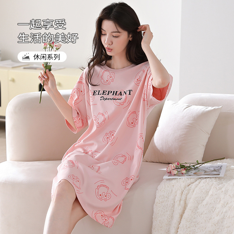 Người phụ nữ mới mùa hè mặc đồ ngủ, với một chiếc váy ngủ dài trong tay áo ngắn, và một không khí miễn phí để mặc một bộ đồ nhà.