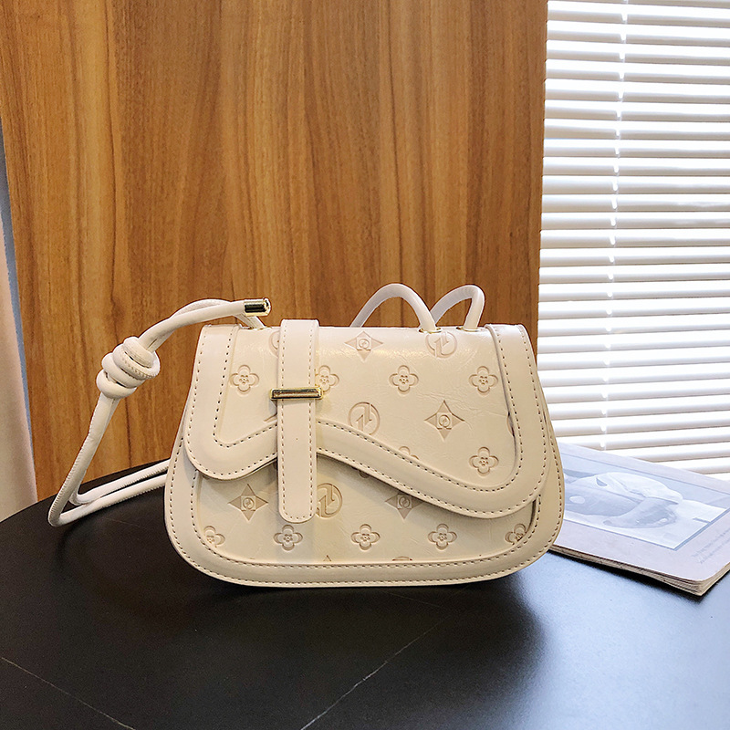 The Fashion Fashion Girl's 2022 summer brand-new one-shouldered saddle bag.