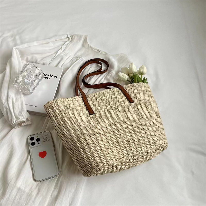 A new one-shoulder, pure-colour, simple-grass wrap.