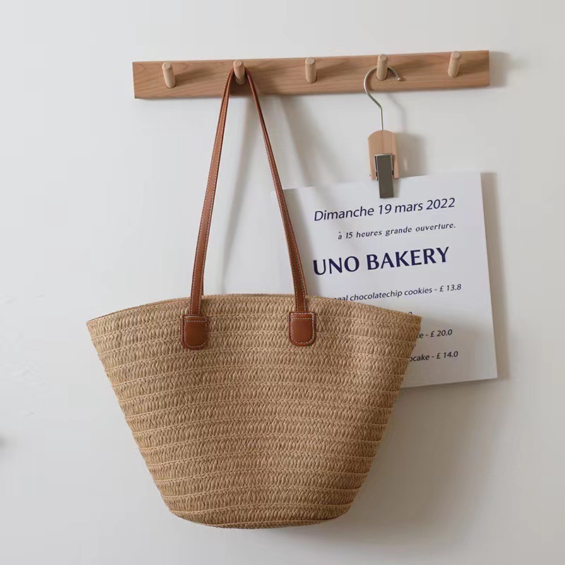The factory supplies a simple fashion knitter.