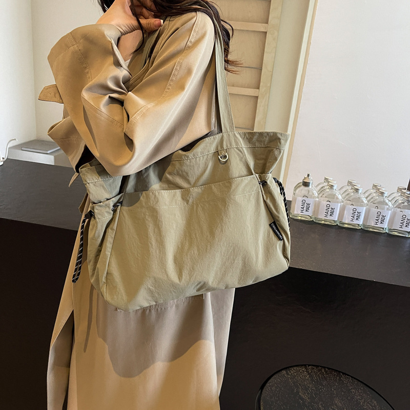 The new 2024 student, Nilombo, one-shoulder-packed commuting bag for the girl.