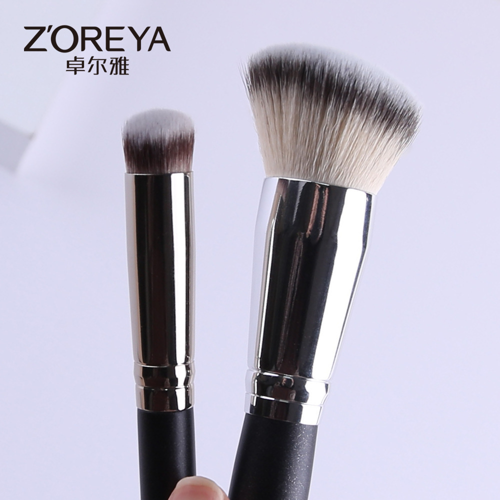 Zorja Red recommends a make-up tool.