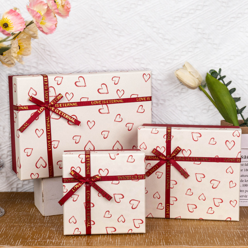 1 hộp quà năm phàm mới, với 1 hộp nhỏ cho ngày giao thừa của Nữ hoàng.