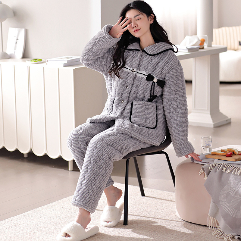 Người phụ nữ mặc đồ ngủ mới với ba áo choàng vải bông và khăn bông để mặc suốt phần đời còn lại.